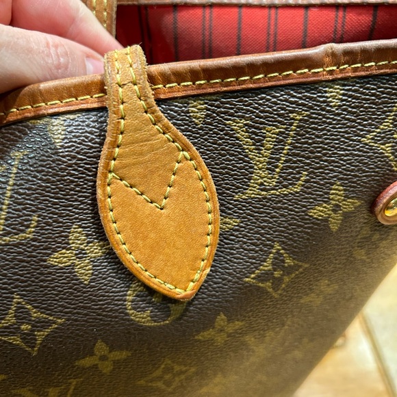 Gently used Louis Vuitton MM Neverfull - Picture 4 of 16